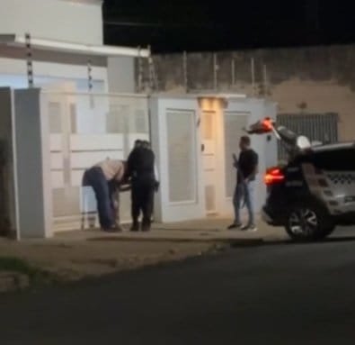 Homem é preso após perseguir amante com faca em São José do Rio Claro
