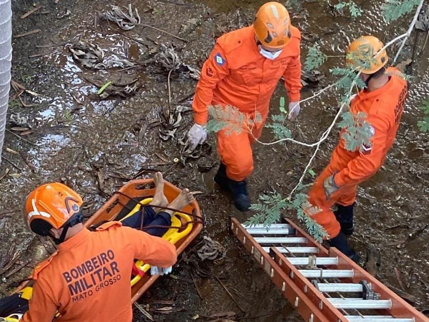 Bombeiros resgatam homem após queda de quatro metros em rede pluvial em Rondonópolis