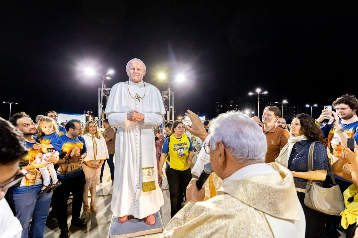 Cuiabá inaugura escultura de São João Paulo II em celebração dos 35 anos de visita papal