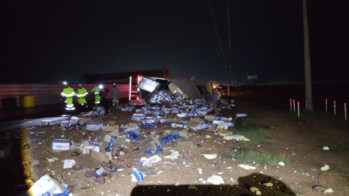 Carreta tomba na BR-163 em Sorriso e carga de carne é saqueada por transeuntes