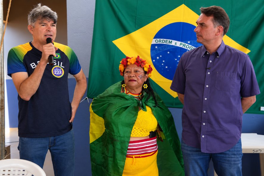 Flávio Bolsonaro defende bancada bolsonarista no Senado e promete volta do pai à presidência
