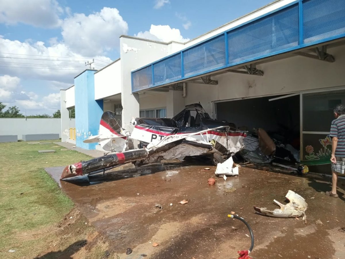 Avião agrícola cai em creche de Mato Grosso; piloto fica ferido e crianças saem ilesas