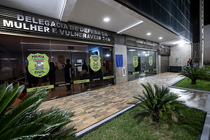 Homem foragido por roubo e tráfico é preso ao comparecer para depoimento em Várzea Grande