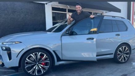 Nos EUA, Kleber Bambam ostenta carro de R$ 1 milhão