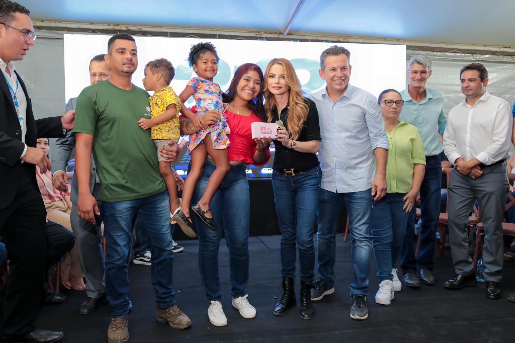 “Nosso compromisso é proporcionar moradias dignas“, afirma primeira-dama em entrega de 213 casas pelo SER Família Habitação