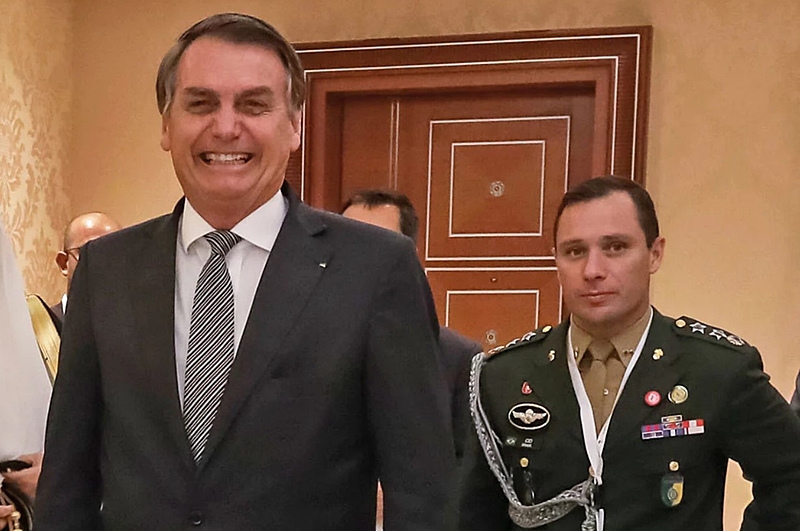 Novo comandante do exército barra posse de ex-ajudante de ordens de Bolsonaro