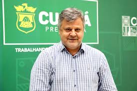 O Homem do buraco critica o homem do matagal.