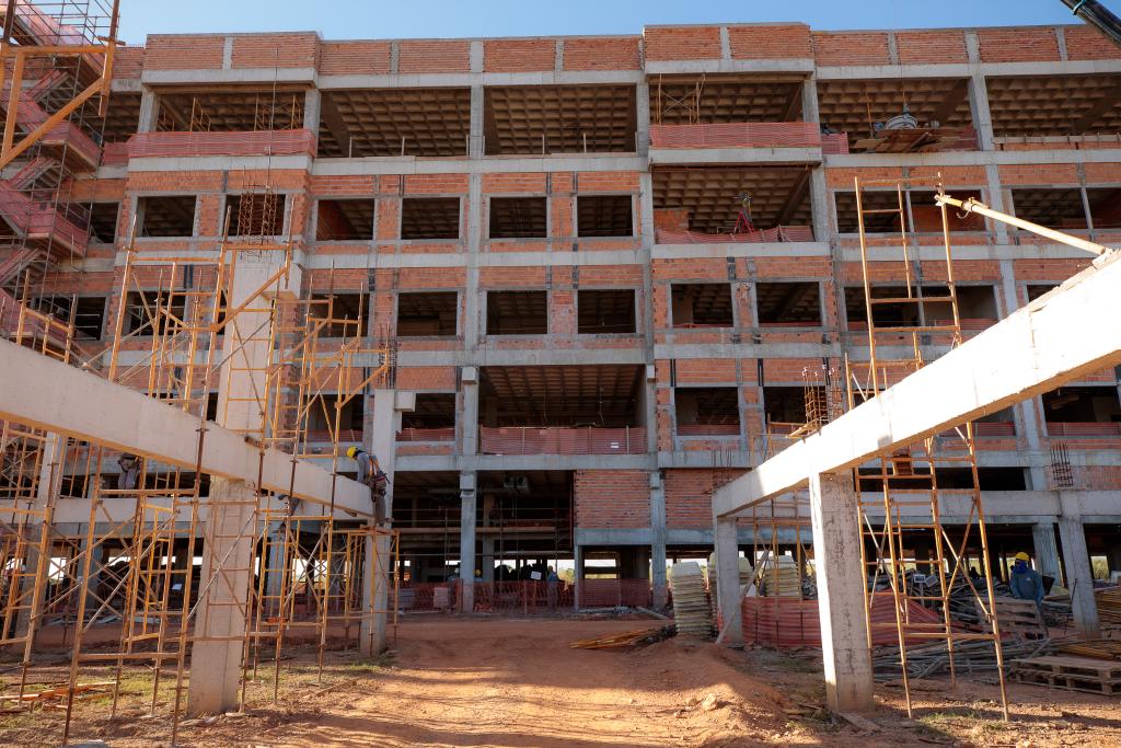 Obras do hospital universitário  Júlio Muller chegam a 40% de execução