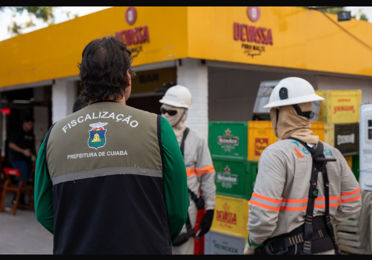 Operação interdita quiosque por som alto e flagra furto de energia