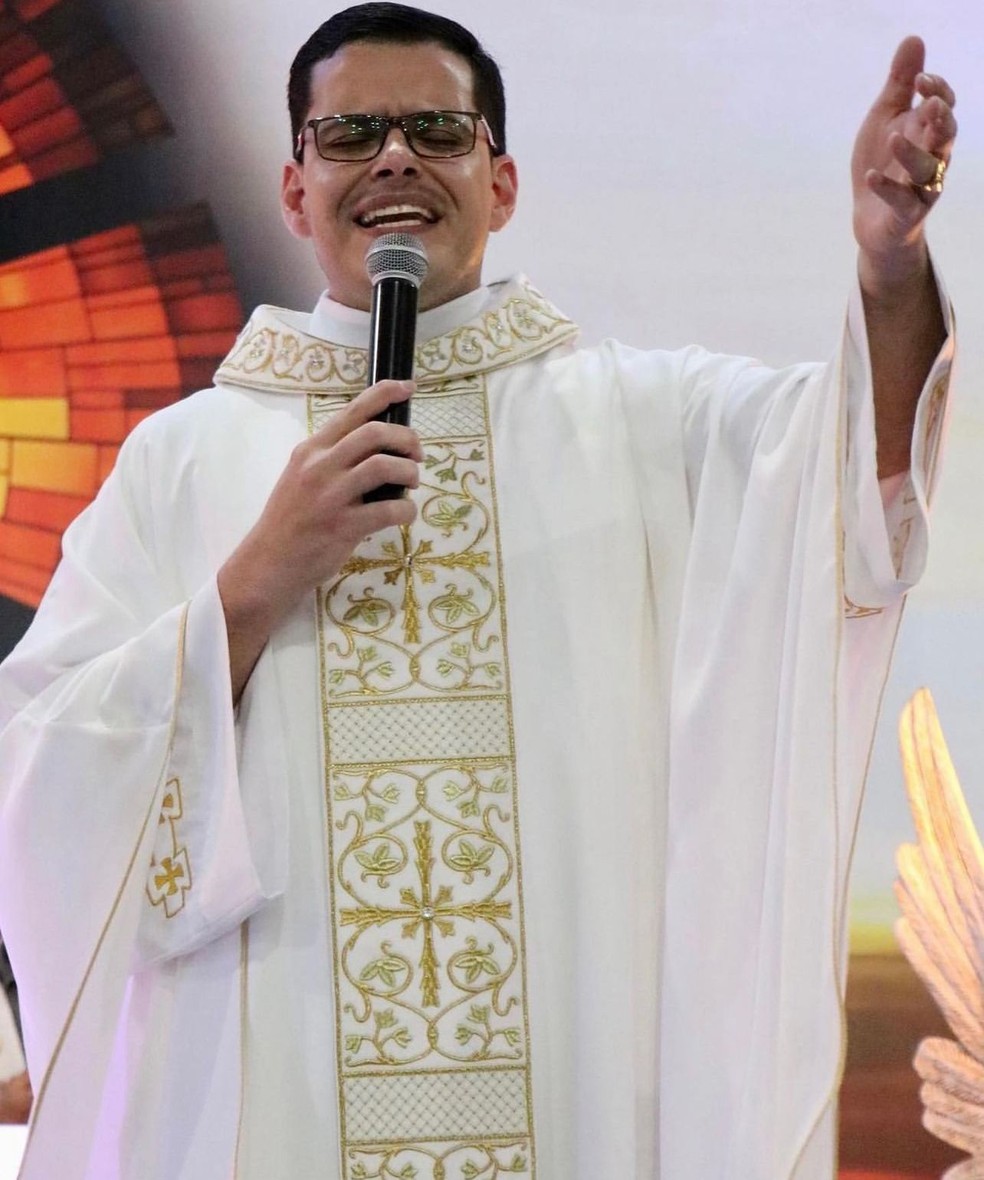 Padre abadona paróquia em MT, Após polêmica de beijo