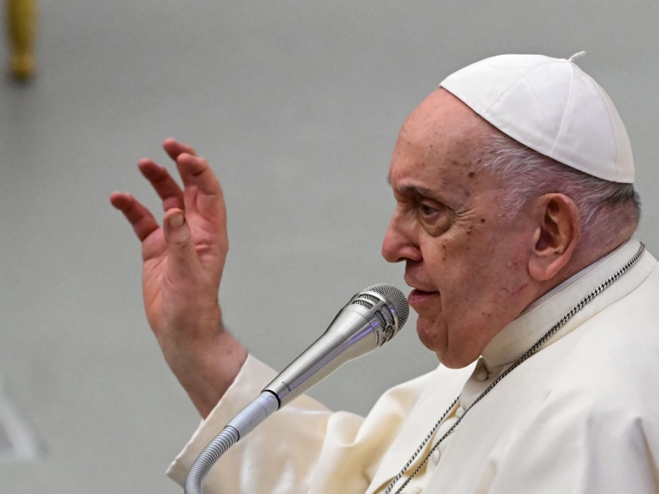 Papa pede fundo para clima e fome com dinheiro para armas