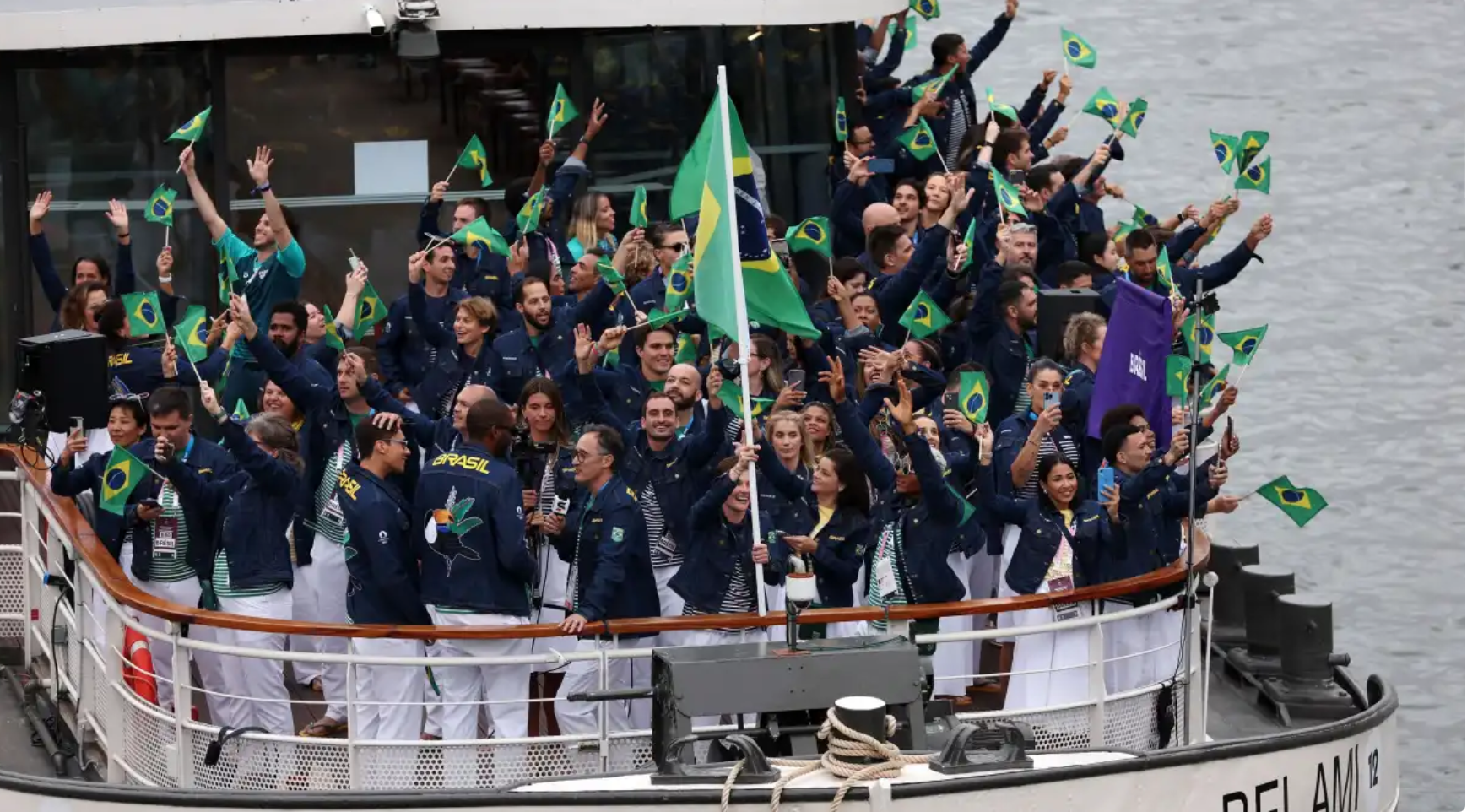 Paris 2024: Brasil desfila com 50 atletas e mostra animação no Rio Sena