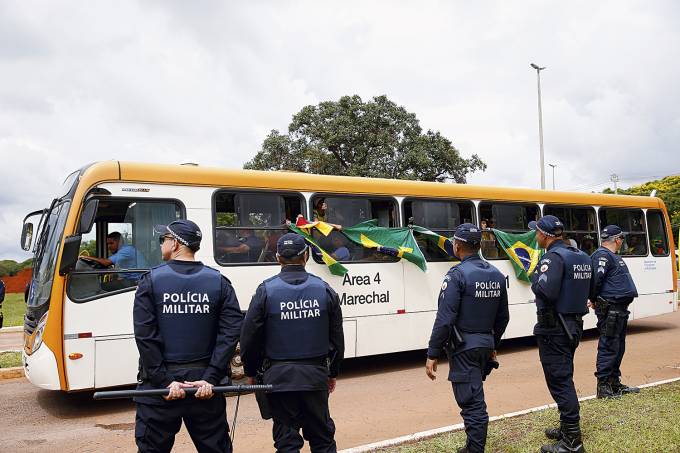 Parlamentares bolsonaristas de MT visitam presos em atos golpistas em Brasília