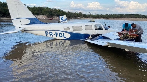 Passageira filma pouso forçado de avião em praia brasileira