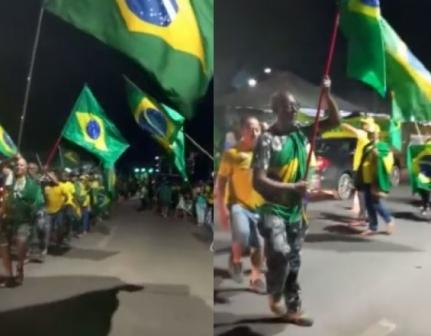 Patriotas marcham em frente a batalhão do Exército em Cuiabá