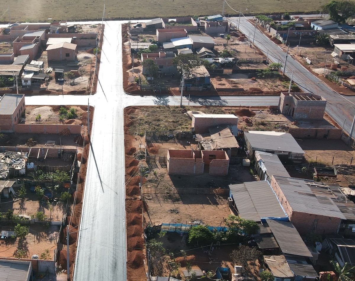 Pavimentação asfáltica começa e moradores do Residencial Maria Amélia comemoram o fim da poeira