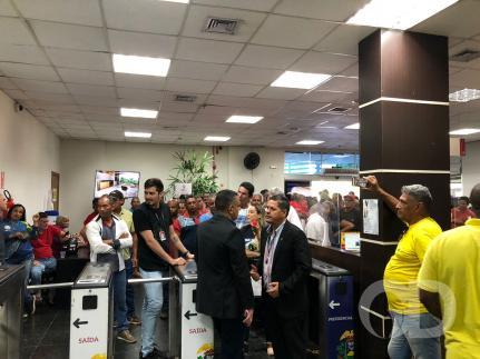 Pescadores invadem assembleia para protestar contra projeto " Transporte Zero"