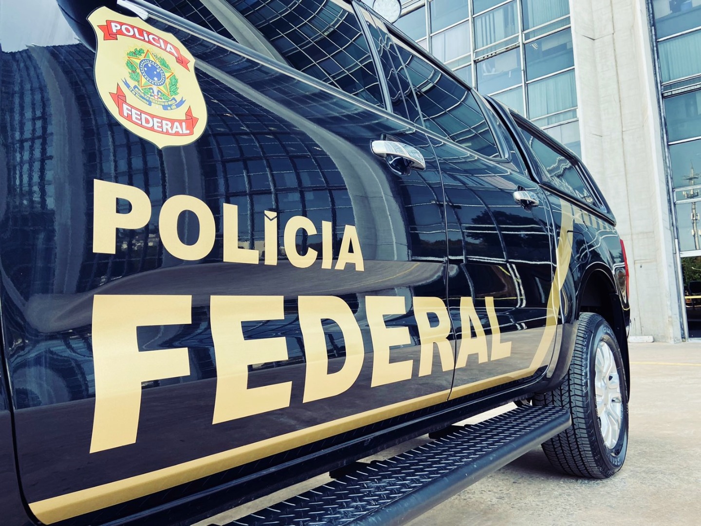 PF busca grupo que falsificava documentos para virar CAC e conseguir armas e munições