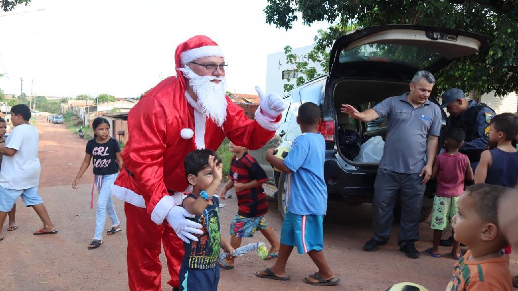 Polícia Militar entrega brinquedos e cestas básicas em comemoração ao Natal
