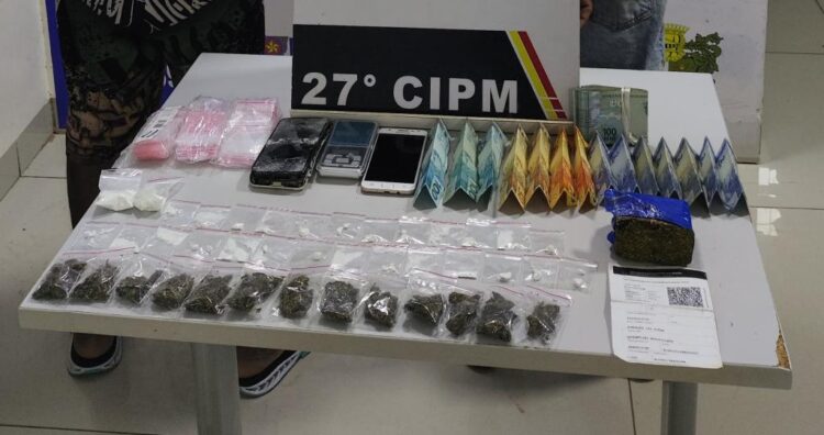 Polícia prende quatro homens por tráfico de drogas .