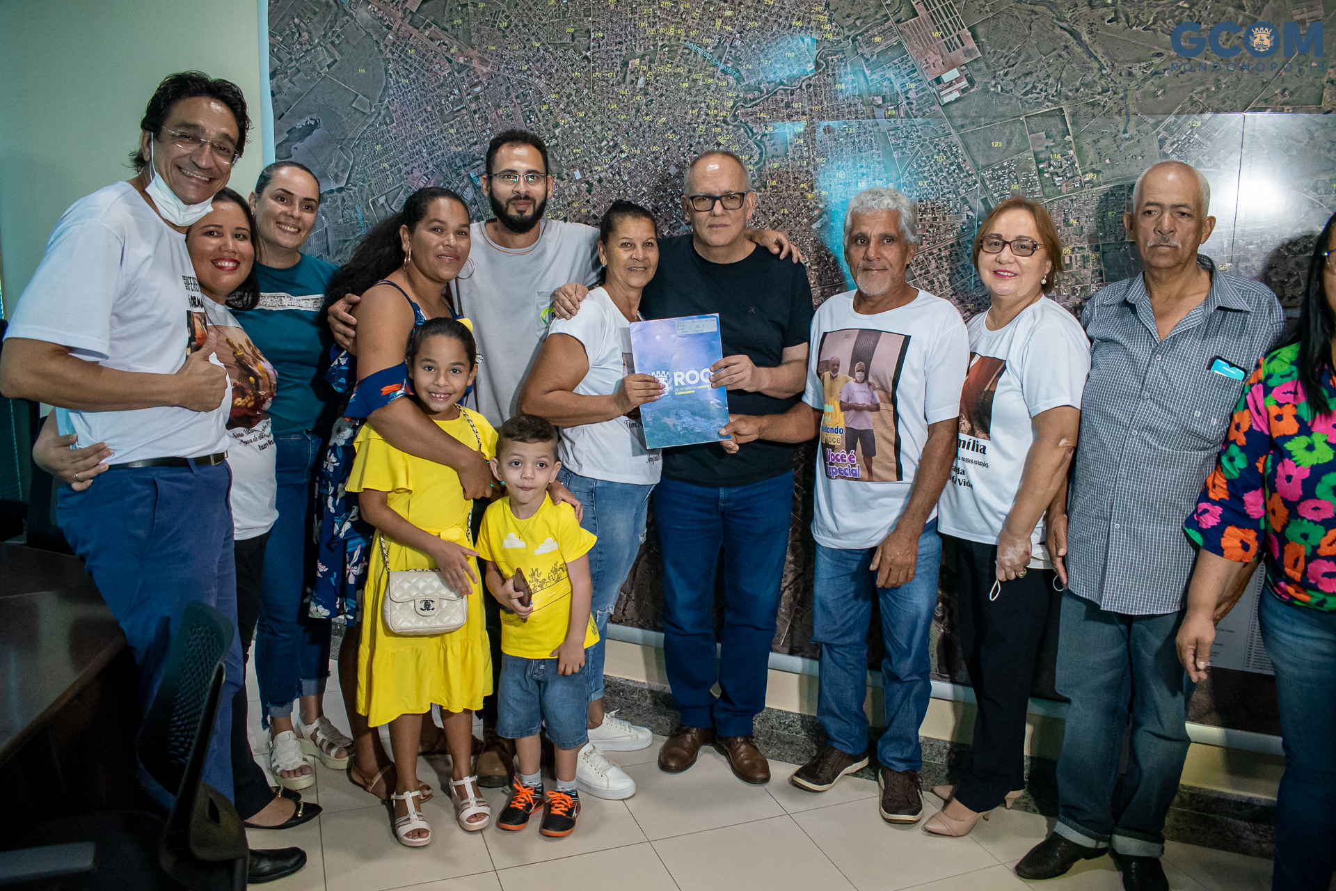 Prefeitura entrega documentos definitivos para moradores do jardim Tropical