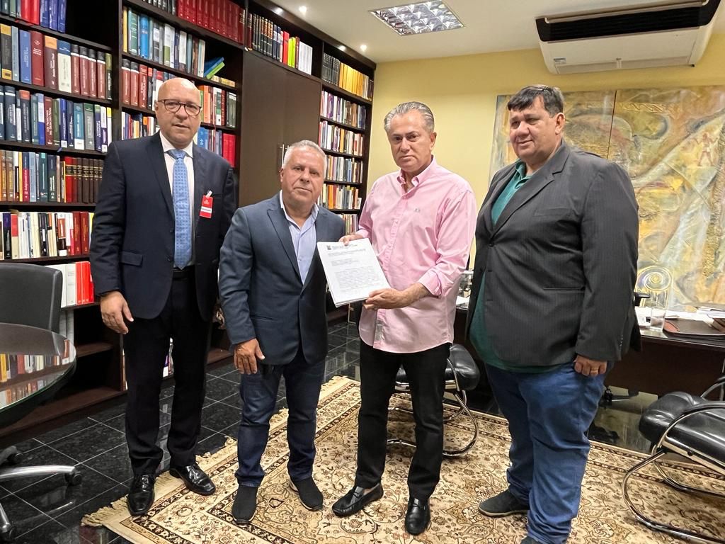 Presidente da Câmara entrega denúncia de ex-fornecedores ao desembargador Orlando Perri