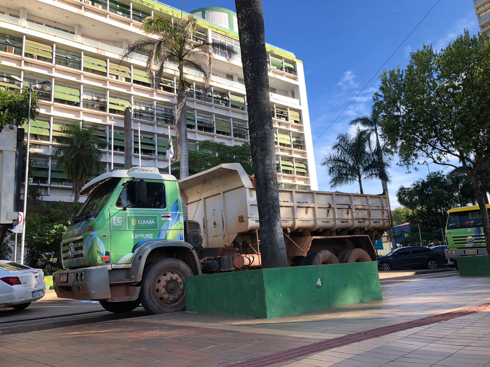 Prestadores de serviço da Limpurb denunciam salários atrasados