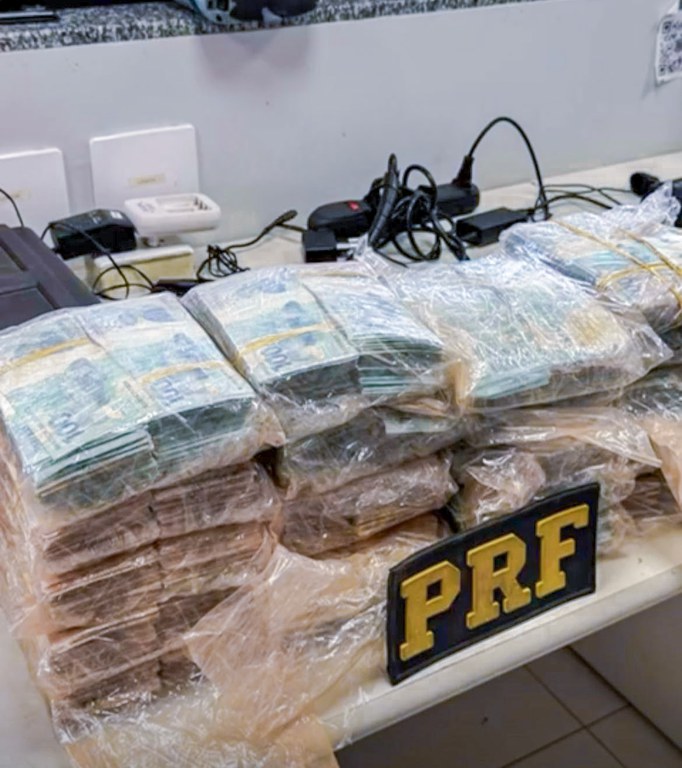 PRF apreende R$ 940 mil em fundo falso de veículo em Cuiabá-MT