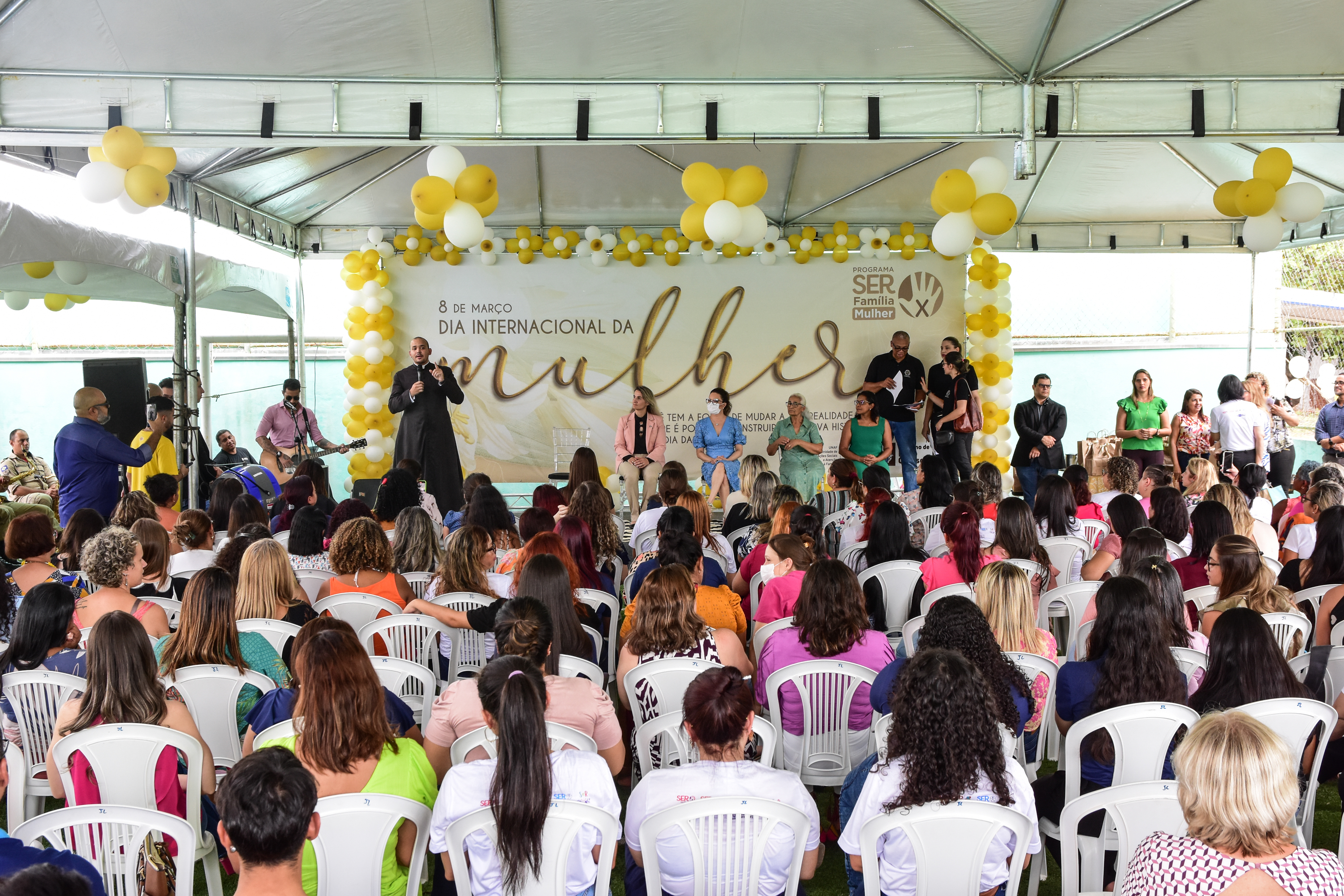 Primeira-dama de MT comemora o Dia Internacional das Mulheres com servidoras da Setasc