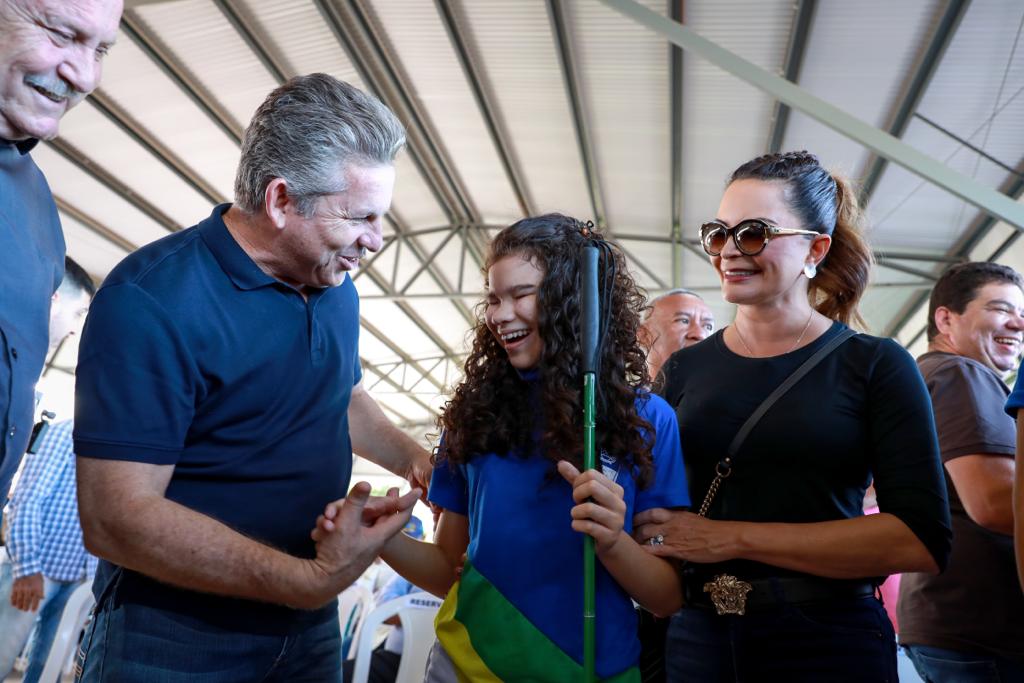 Primeira-dama de MT entrega 300 kits de bengalas e regletes para deficientes visuais