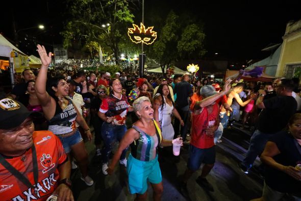Primeiro dia de festa da ‘Folia Cuiabana 2023’ foi marcado com presença maciça na Praça da Mandioca