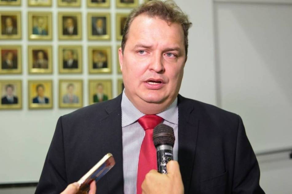 Russi rebate Fagundes e diz que suplência é negociada por Mendes