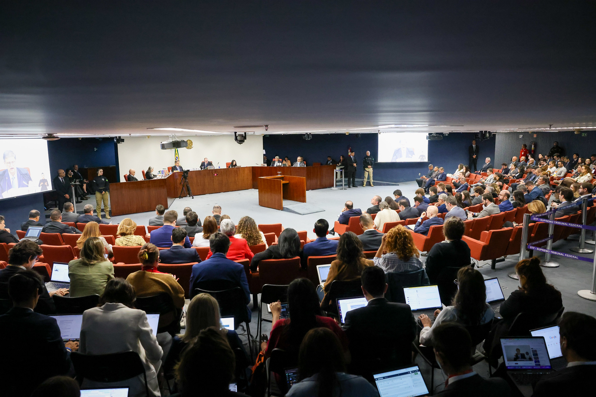 Saiba como foi o 1º dia do julgamento de Bolsonaro e mais sete réus