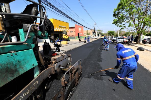Secretaria de Obras de Cuiabá executa ação de recuperação viária na Avenida Rui Barbosa