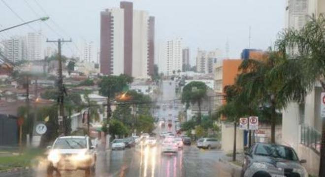 Semana começa com previsão de chuva e temperaturas amenas em Cuiabá