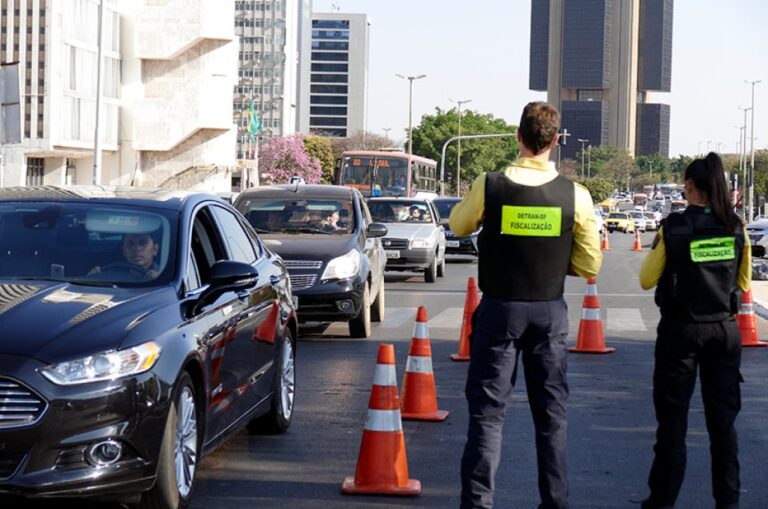 Senado discute projeto que limita aplicação de multas de trânsito aos agentes estaduais