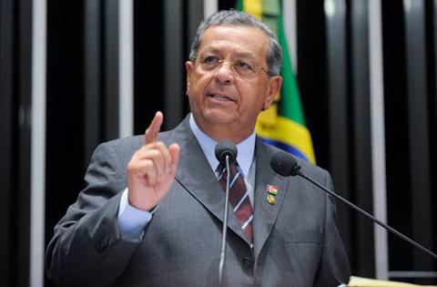 Senador avisa: "Se eu sair do União, levo muita gente; tenho café no bule"