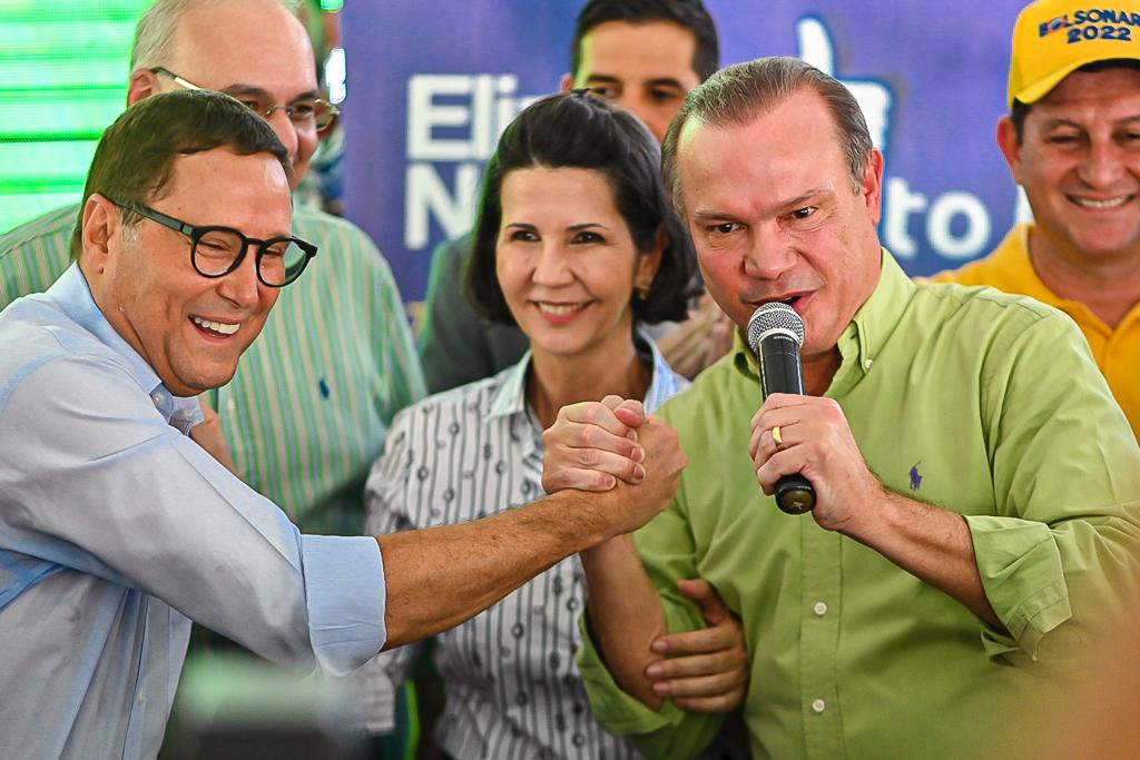 Senador diz estar descontente por ter PSB em chapa