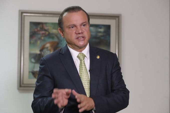 Senador passa por cirurgia para retirar nódulo nos rins