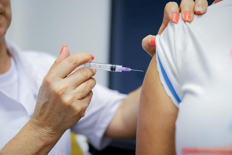SES distribui 500 mil doses e incentiva campanha de multivacinação de crianças e adolescentes de até 15 anos