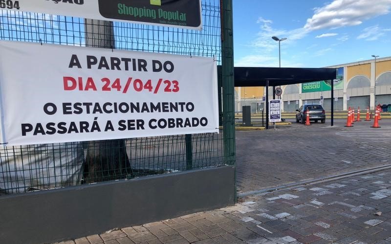 Shopping Popular passa a cobrar pelo estacionamento e lojistas estão preocupados