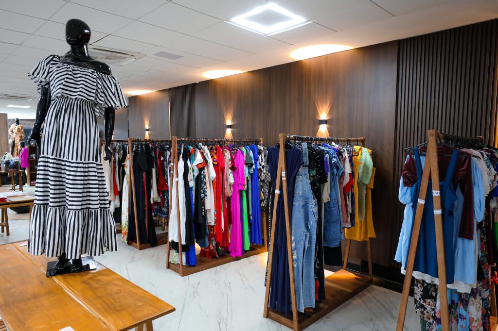 SOLIDARIEDADE E ESTILO Bazar Vem SER Mais Solidário começa na segunda-feira (4) com desfile e peças a partir de R$ 30