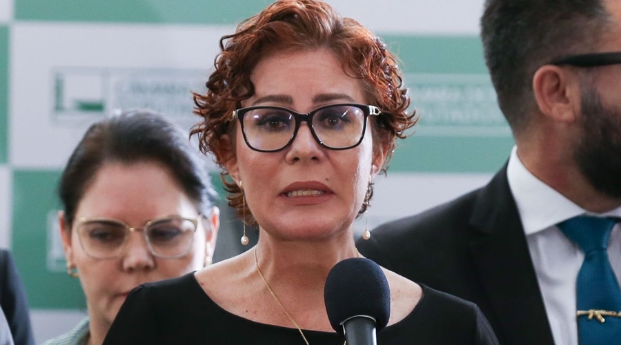 STF torna ré deputada Carla Zambelli por perseguição com arma