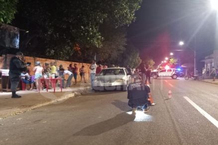 Surpreendido, jovem leva tiros e morre em frente a espetinho
