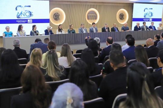 TCE-MT celebra 25 anos da Escola Superior de Contas com palestra de Steven Dubner e homenagens a personalidades que contribuíram para fortalecimento da instituição