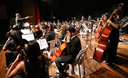 Teatro Zulmira Canavarros garante entretenimento e diversidade cultural e imprime responsabilidade social