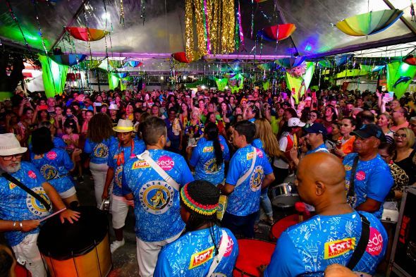 Toda decorada para a ‘Folia Cuiabana’, Praça Oito de Abril atrai grande público no carnaval