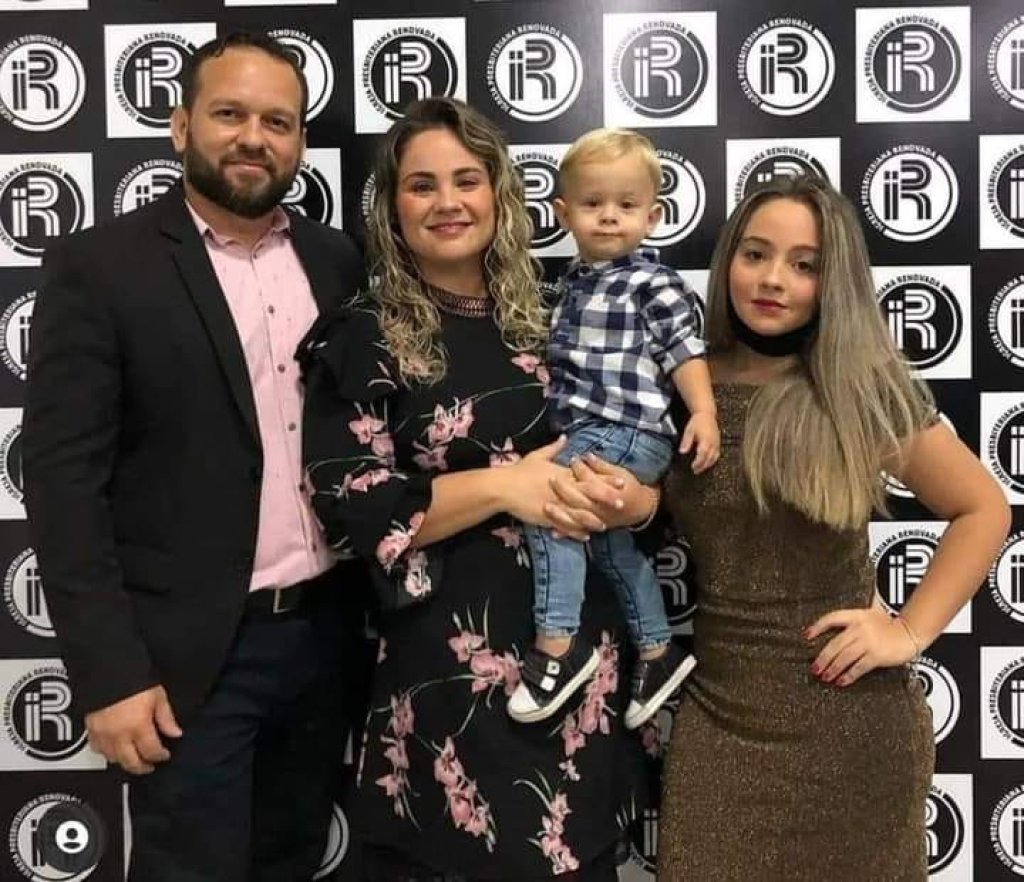 Pastor, esposa e filhos morrem após SUV colidir com caminhão