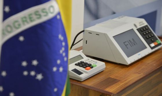 TSE avalia usar detector de metal para impedir eleitor de tirar foto da urna