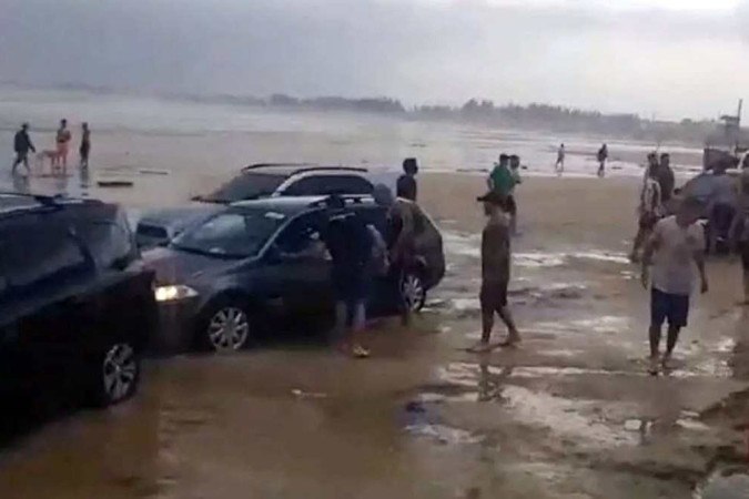 Tsunami atinge litoral Sul de Santa Catarina e arrasta carros